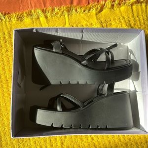 Size 9 women’s Madden Girl Platform Sandal